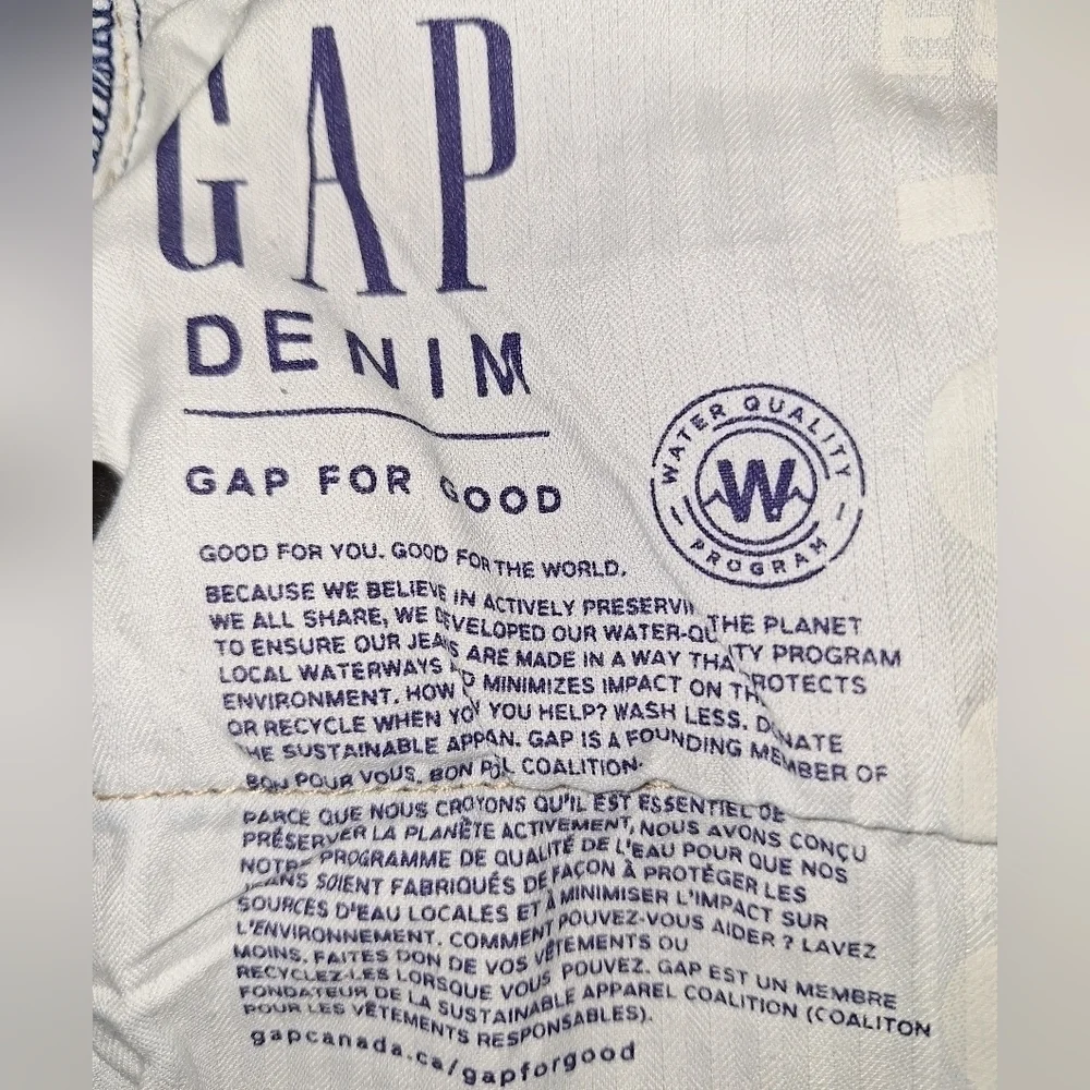 A pair of Gap Best Girlfriend jeans In a ladies 17 waist x 25 inseam. Paisley